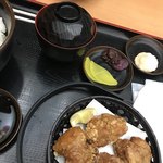 Koedo Hatsukari Onsen - 唐揚げとねぎとろ丼セットの味噌汁と漬物