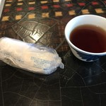 さぬき茶屋 - お茶と布おしぼりが準備される
            