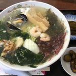 La Mer - 「磯ラーメン」茎ワカメの漬物とキューちゃんみたいなのが付きます。