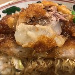 デッコラ - トロかつ丼（食いかけ断面図）白いのはトロトロのコラーゲンになります。