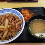 Yoshinoya Okegawa Kita Ten - 牛丼頭の大盛り（￥４８０）プラスＣセット（味噌汁、キムチで￥１３０）