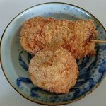 とり菊商店 - 串カツとキャベツメンチ。串カツ130円。キャベツメンチ157円。