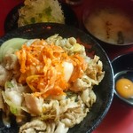 Meibutsu Sutadon no Mise Kokubunji Ten - キムチすた丼。味噌汁。ミニサラダ。最後にTKG