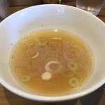 まるにぼ - 【塩つけ麺(大盛)/890円】スープのアップ