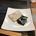 Teuchi Soba Dokoro Nihachi Ya - 蕎麦せんべいと昆布