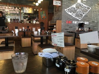 Hanetsuki Yaki Shoronpo Din's Sakaisuji Honmachi Ten - 雰囲気の良い店内