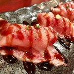 Private rooms Izakaya Bakubakudo Shinjuku Ten - お肉がレアの肉寿司
                      