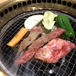 清香園 - 不揃いの形の肉やけど
            貧乏人は 少しずつ焼きます