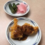 マルウチ食品 - 着丼前のサービス品。佐野名物のイモフライとお新香。