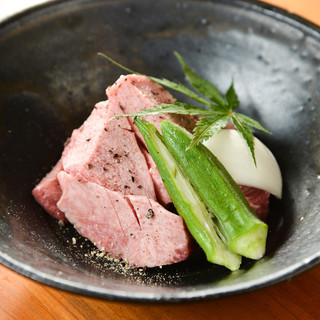 やはり地元の名器ですから。料理にお出しする器は全て唐津焼。