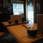 Kamakiri Udon - 店内（2人掛けテーブル席）