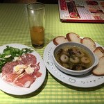 Pizzeria Marino Gifu Shi Hashi Ten - マリのみセット500円と、エビとマッシュルームのアヒージョ。