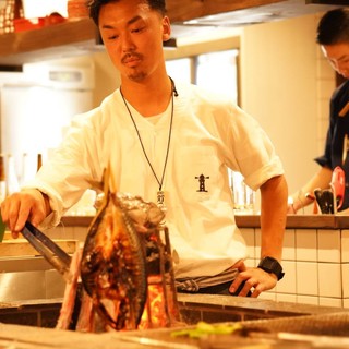 四季折々の新鮮な食材をその場で焼き上げる“名物！炉ばた焼き”