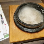 Korean Bibim Soraria Puraza Tenjin Ten - コーン茶を注いだ釜。熱さでぶくぶく。