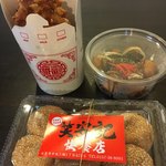 笑安記 - ぼんぼん祭りの屋台で買った胡麻団子、ザンギ、たこ焼き。