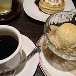 Billion Coffee Fukuchiyama Ten - わらび餅アイスとホットコーヒー