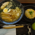 天然温泉 ざぶ～ん お食事処 - オーダーした醤油ラーメンと半炒飯のセット