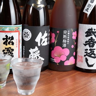 每月更换的日本酒和烧酒等，种类丰富的美酒令人赞不绝口