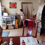 味苑 - お店に入ってすぐの2名席に着席。