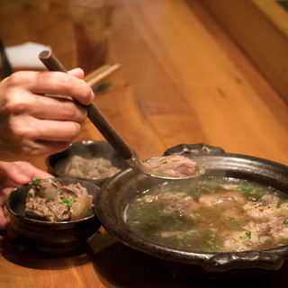 骨の髄まで余すことなく…旨味が溶けだしたテールスープで〆る。