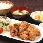 Oranchi Shokudo - ボリューム満点の「からあげ定食」女性に人気のからあげ3個の「ミニからあげ定食842円(税込)」もあります。