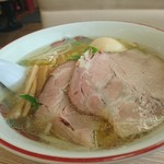 らーめん髙○ - 透明感の有る塩ラーメンも玉子付き