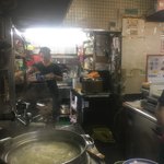 Ekimae Ramen Hige - 名物にもなってた店主が亡くなられた時は新聞にも出たんだ。
      
      そのくらい富山市民に愛されてた店。
      
      厨房の女性はデカイ釜から平ザルで麺上げ。
      
      やる女だな！
      
      
      
      