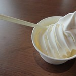 Restorante Los Cuentos del Mar - 三和牛乳ソフトクリーム（カップ）　350円