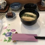 Sushi Shinryoku - 初めにお味噌汁とデザートの羊羹！
                      具材は薄揚げと豆腐とワカメと茗荷！