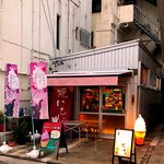 Ishigakijima Soft serve ice cream to Yakiimo Yuruami - お店は市役所そば１８番街の入り口にあり、薬局さんと居酒屋さんの間にあります。