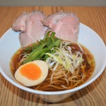 ラーメンジュンヤ - 料理写真:醤油らーめん。博多地鶏と名古屋コーチンを使ったスープに数種類の合わせ節でコクと風味を加えて奥深い味に仕上げ、無添加の小豆島醤油を使ったかえしと合わせたらーめん。

