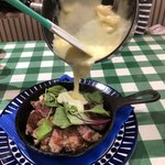 パステルイタリアーナ - チーズソースをかけていまーす