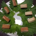 Funa Nattou - 「いぶり豆華」をスライスして大葉に載せてみました