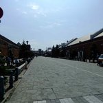 Hakodate Yogashi Snaffles Kanamori Yobutsukan Ten - 右が金森洋物館、左がBAYはこだて