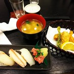 Sushi no Chozaburo - 寿司、お味噌汁、お魚の天ぷら。天ぷらはサッパリしてるのに旨味が包み込む感じで流石です。