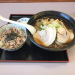 Menya Tsubaki - ブラックラーメン、ミニチャーシュー丼を