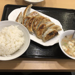 餃子市場 - 餃子定食 これにビッグサイズのサラダが付いて680円は安い！