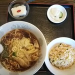 中国料理 銀泉 - ワンタン麺と半炒飯せっと６５０円