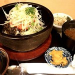 Uomasa Yotsuya Ten - ランチ【料理長の気まぐれ石焼き飯 ￥980(税込)】
                        この日は明太子と高菜の石焼き飯でした
                        味変えのコチュジャンの他、総菜１品と味噌汁、漬け物付き