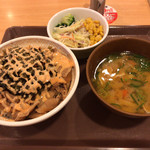 すき家 - 高菜明太マヨ豚丼、カレー豚汁、サラダセット