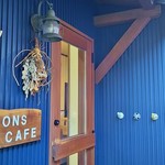 PONS CAFE - 玄関出入口前