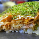 Okonomiyaki Yasukyuu - 結構薄めに仕上げた断面