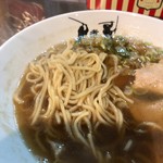 津軽煮干中華蕎麦 サムライブギー - これで太麺です。低加水麺？ストレートで、茹で加減もいい感じでした。