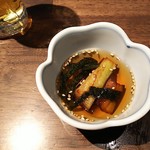 Amiyaki Izakaya Gakuya Nishinomiya Kitaguchi Ten - お通し、これで400円、生中ビールはグラス