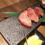 Amiyaki Izakaya Gakuya Nishinomiya Kitaguchi Ten - 厚切り牛タンは硬い