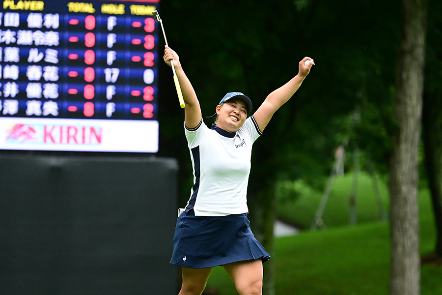 優勝を決め、両手をあげて喜ぶ鈴木愛【写真：Getty Images】