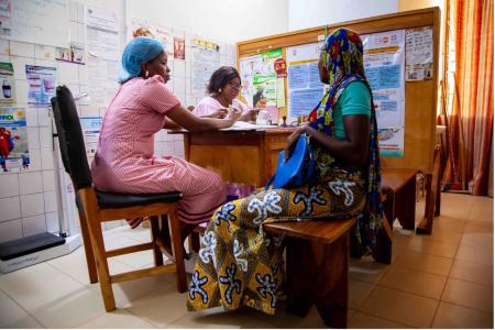 Bonfo KOUSSOUA reçoit les mamans en consultation pré-natale.