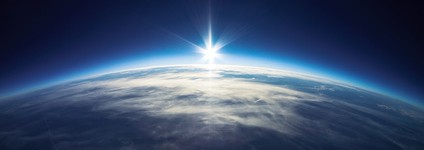 気球で宇宙旅行するセレブと風船カメラで宇宙撮影する発明家