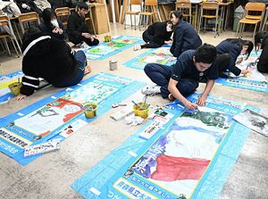 各県の特色などをテーマに応援のぼり旗を制作する生徒たち