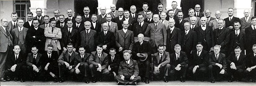 Studente, dosente en besoekende predikante neem in April 1949 tydens die Sinode van die GKSA afskeid van Totius by die Teologiese Skool Potchefstroom. Eerste ry: D.F. Malan, G.P. Scheepers, C. Hatting, L.J. Botha, P.W. Buys, S.C.W. Duvenage, P.W. van der Walt, W.J. Postma, G.P.L. van der Linde, J.J.S. Venter, G.C.P. van der Vyver, M.J. Booyens, S.J. du Plessis, K.S. van Wyk de Vries. Tweede ry: J.V. Coetzee, P.J. Venter, P.J. Coetzee, J.W.J. van Ruyssen, D.J. van der Walt, H.G. Stoker, J.C. van der Walt, J.H. Boneschans, prof. J.D. du Toit, B.J. de Klerk, D.G Venter, A.S.E. Yssel, H.S. van Jaarsveld, H.J. Venter, D.N. Kotzé, N.T. Snyman. Derde ry: D.C.S. van der Merwe, B.R. Krüger, J. Postma, R.S.J. van Wyk, M. Postma, J.L. de Bruin, C.E.G. Malan, J.J.H. Booysen, B.J. de Klerk, A.L. Aucamp, J.A. Schutte, I.J. van der Walt, L.S. Van der Walt, S. du Toit, A. Duvenage, W.J. Snyman, P.J.S. de Klerk, T.T. Spoelstra. Vierde ry: D.J. Delport, J.L. Vorster, J.P. Jooste, A.A. Venter, J.F. du Plooy, H.F.V. Kruger, Jacs Van Rooy, I.J. Lessing, J.M. de Wet, S.P. van der Walt, P.J. de Klerk.